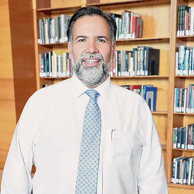 Dr. Daniel Covarrubias
